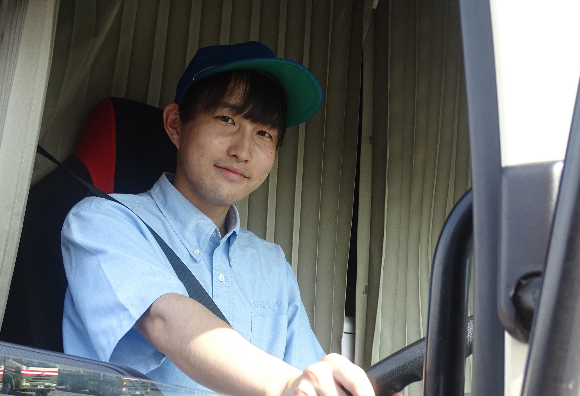トラックを運転している従業員の画像
