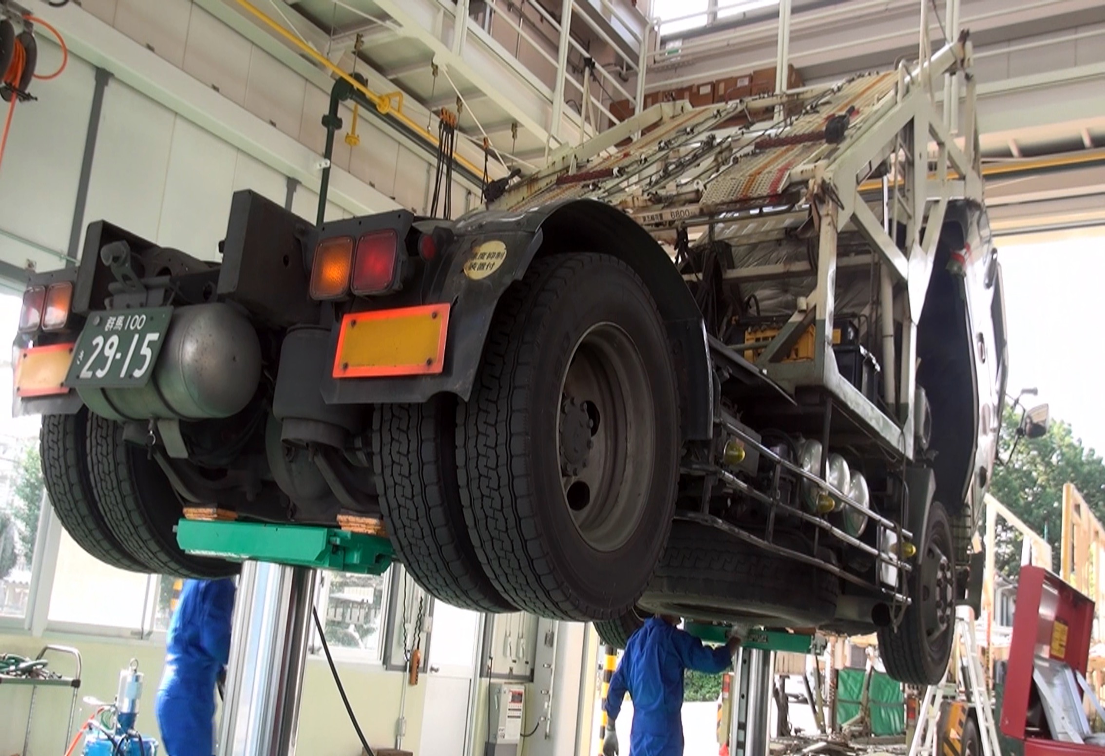 トラックが並んでいる画像