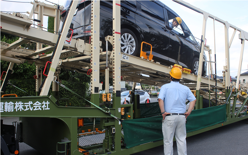トラックの荷台の画像