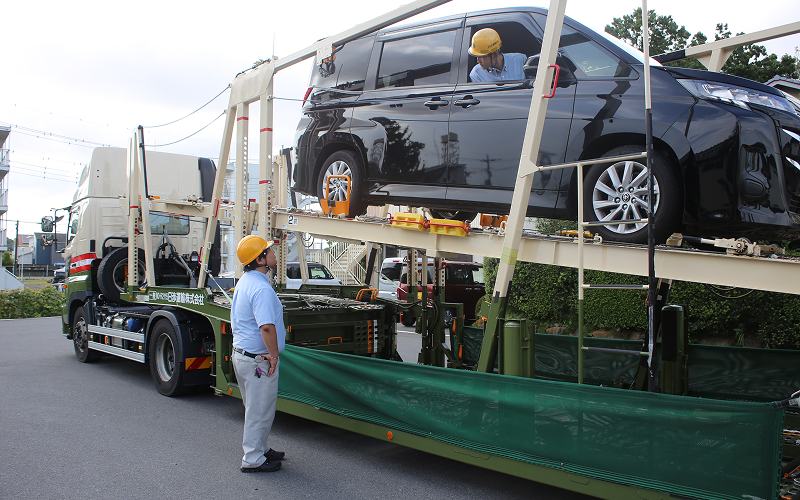 トラックの荷台の画像